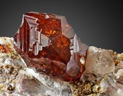 Garnet crystal2