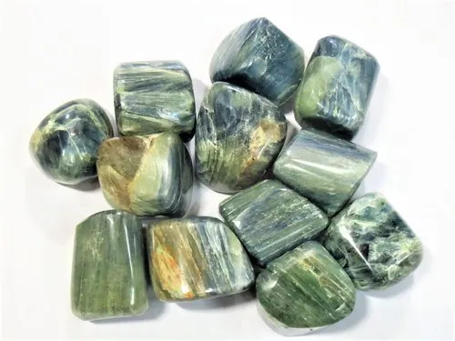 Green Kyanite crystal1