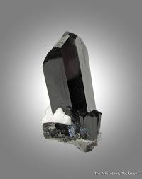 Neptunite crystal1